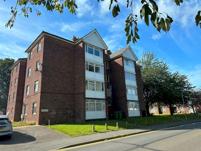 2 Bedroom Apartment For Sale In Meadgate Avenue, Great Baddow, Chelmsford, CM2
