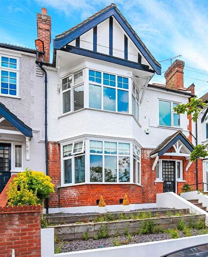 3 Bedroom Flat To Rent In St. Albans Crescent, Woodford Green, IG8