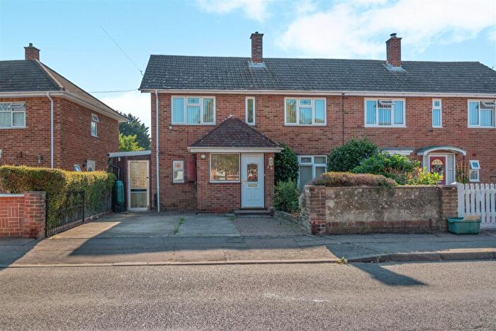 3 Bedroom Semi Detached House For Sale In Carnation Crescent, East Malling, West Malling, ME19