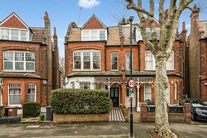 1 Bedroom Character Property For Sale In Kings Avenue, London, N10