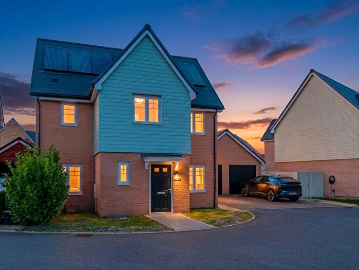 3 Bedroom Detached House For Sale In Anne Close, Rochford, SS4