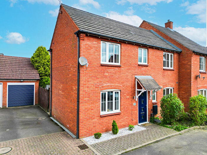 3 Bedroom Semi-Detached House For Sale In Bunneys Meadow, Hinckley, LE10