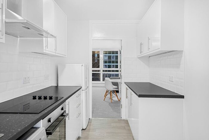 3 Bedroom Flat To Rent In Longland Court, Rolls Road, SE1