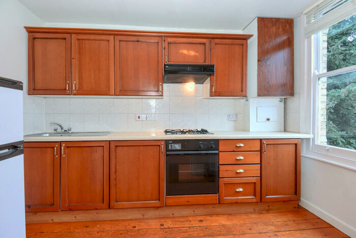 2 Bedroom Apartment To Rent In South Woodford, E18