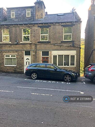 2 Bedroom Flat To Rent In Burnley Road, Luddendenfoot, Halifax, HX2