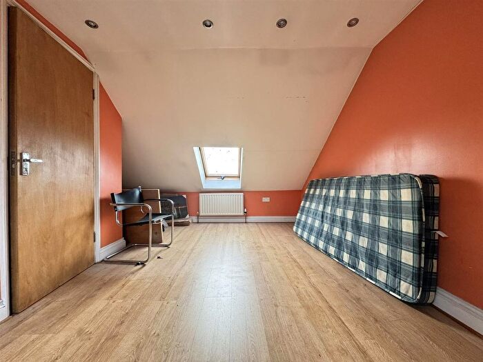 3 Bedroom End Of Terrace House For Sale In Reigate Road, Seven Kings, Ilford, IG3