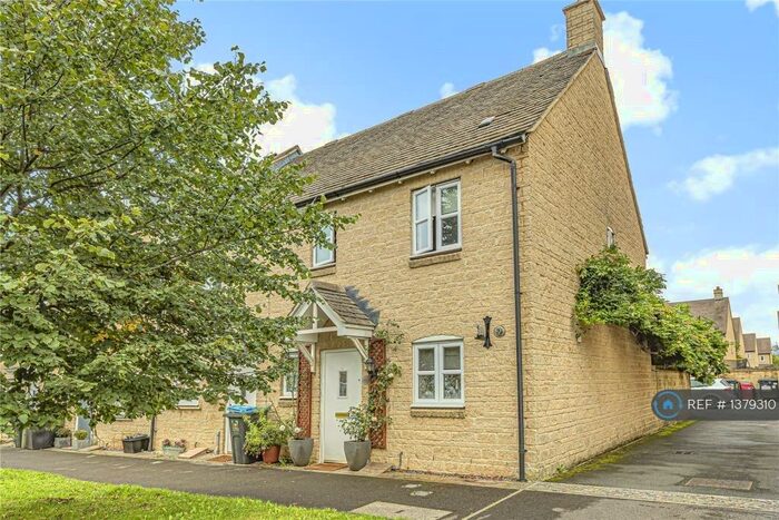 3 Bedroom Semi-Detached House To Rent In Elmhurst Way, Carterton, OX18