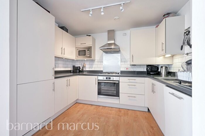 3 Bedroom Flat For Sale In St. George's Grove, London, SW17