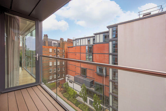 2 Bedroom Flat For Sale In Albert Bridge Road, London, SW11