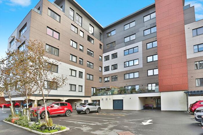 2 Bedroom Flat For Sale In High Street North, Poole, Dorset, BH15