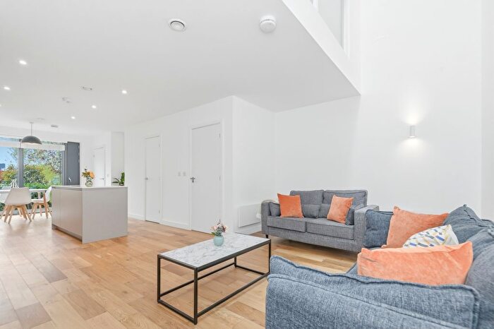 4 Bedroom Town House For Sale In Secret Garden, Leeds, LS9