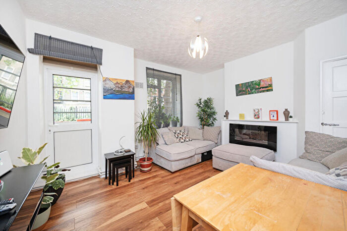 3 Bedroom Maisonette For Sale In Bridgeman House, Hackney, London, E9