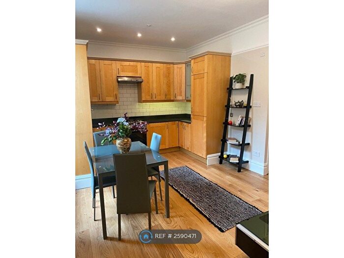 3 Bedroom Flat To Rent In Camberwell, London, SE5