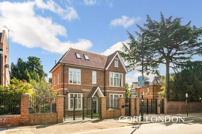 3 Bedroom Semi-Detached House For Sale In Pierrepoint Road, Acton, W3