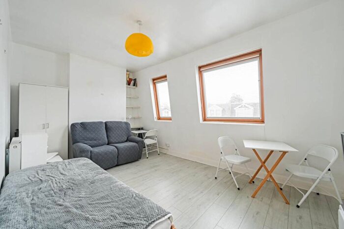 1 Bedroom Flat To Rent In Hampden Road, Turnpike Lane, London, N8