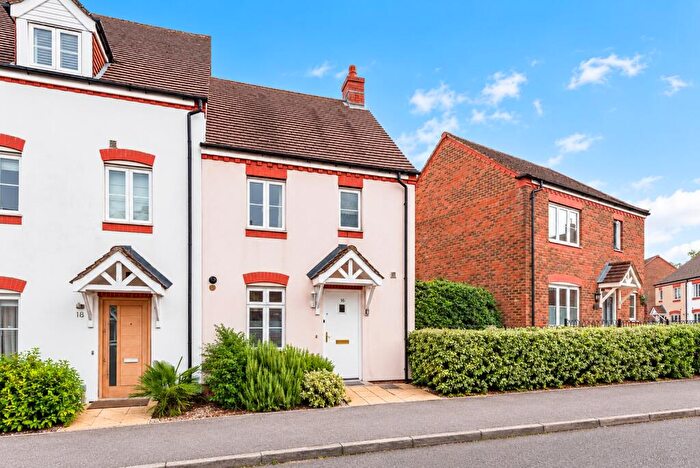 3 Bedroom End Of Terrace House For Sale In Barentin Way, Petersfield, Hampshire, GU31