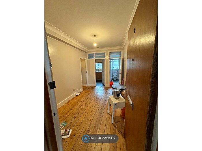 2 Bedroom Flat To Rent In Dorchester Court, London, SE24