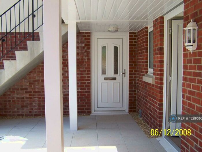 2 Bedroom Flat To Rent In Water Lane, Southampton, SO40