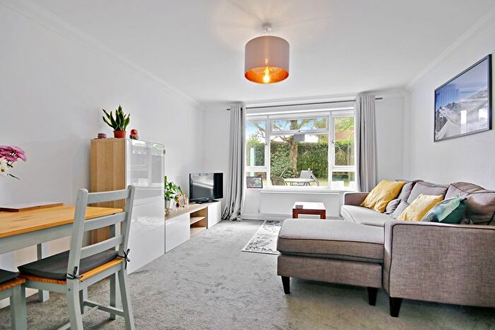 2 Bedroom Flat For Sale In Woodlands Close, Crawley Down, RH10