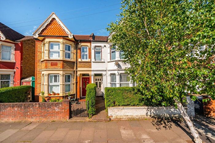 2 Bedroom Flat For Sale In Seward Road, Hanwell, W7