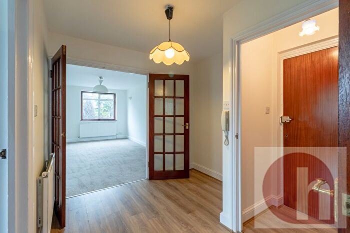 2 Bedroom Flat To Rent In Highfield Avenue, London, NW11
