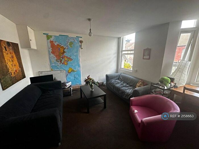 3 Bedroom Flat To Rent In Top Floor, London, E5