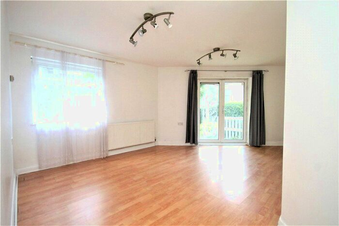 2 Bedroom Flat To Rent In Halstead Close, Croydon CR0