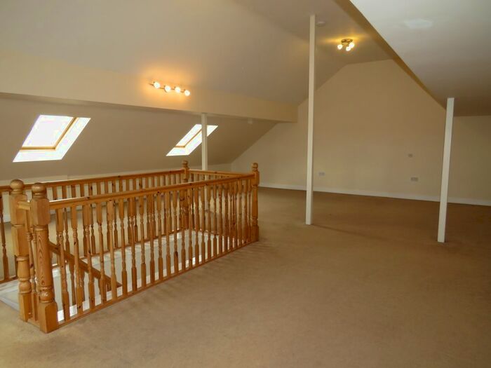 3 Bedroom Flat To Rent In West View, Boothtown, Halifax, HX3