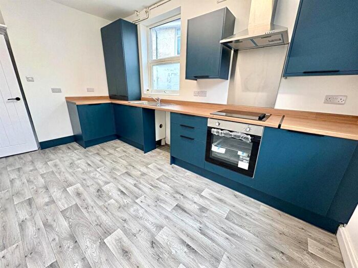 3 Bedroom Semi-Detached House To Rent In Mason Lathe Road, Sheffield, S5