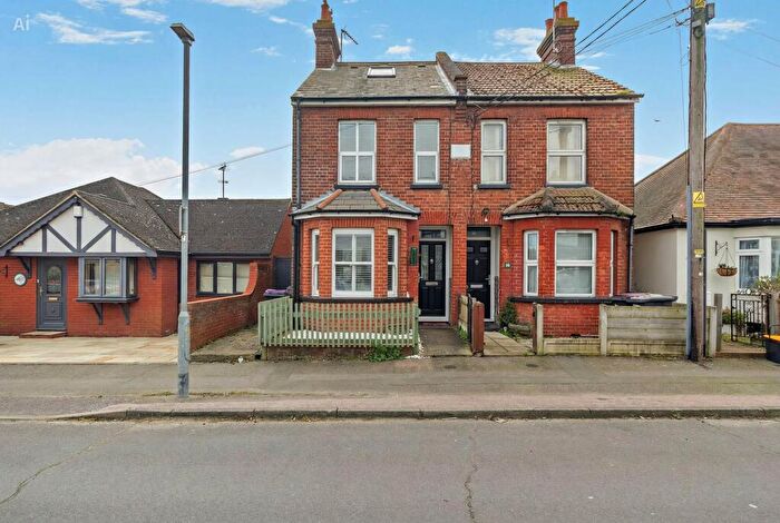 3 Bedroom Semi Detached House For Sale In Rocheway, Rochford, SS4