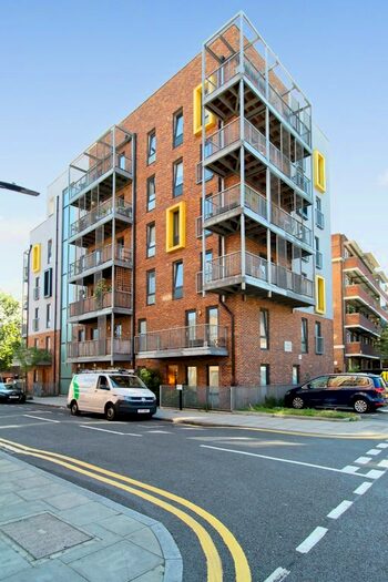 3 Bedroom Flat To Rent In Collent Street, London, E9
