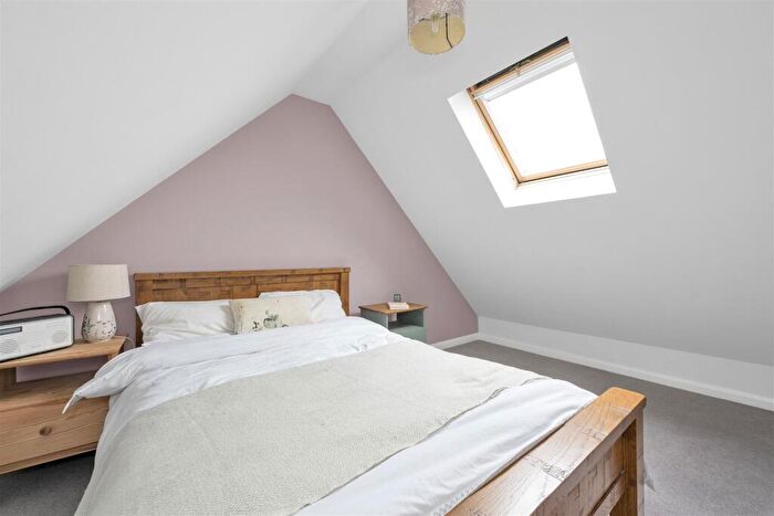 4 Bedroom House For Sale In Hilltop Walk, Harpenden, AL5