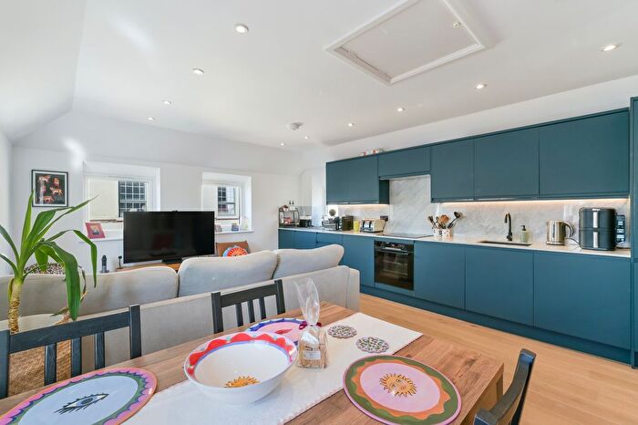 3 Bedroom Flat For Sale In Lancing Road, West Ealing, W13