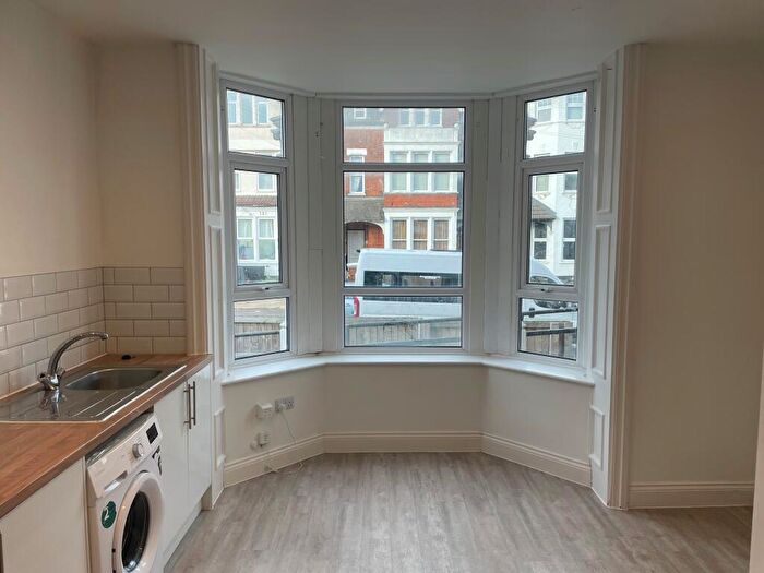 2 Bedroom Flat To Rent In York Road, Southend-on-sea, SS1