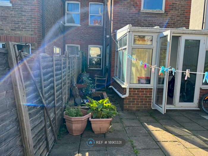 3 Bedroom Semi-Detached House To Rent In Endsleigh Road, Surrey, RH1