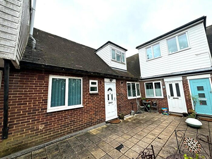 3 Bedroom Apartment To Rent In Beech Road, St. Albans, Hertfordshire, AL3