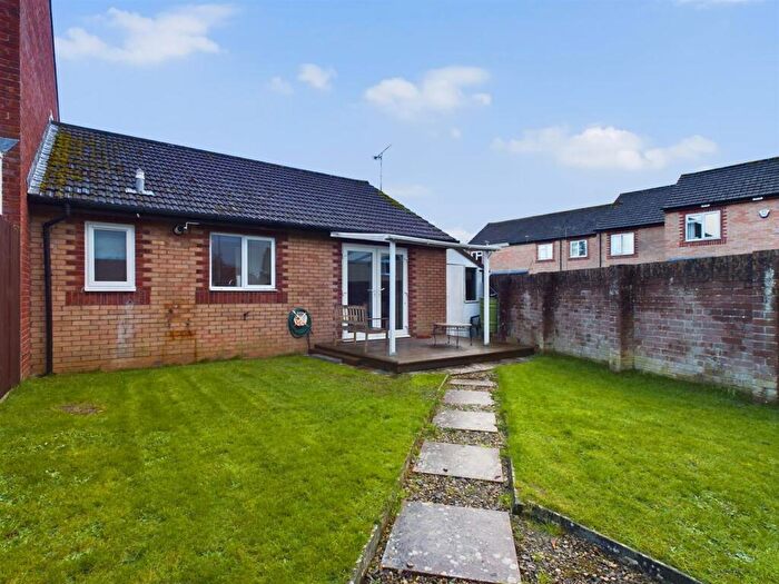 2 Bedroom Bungalow For Sale In Hewlett Close, Chippenham, SN15
