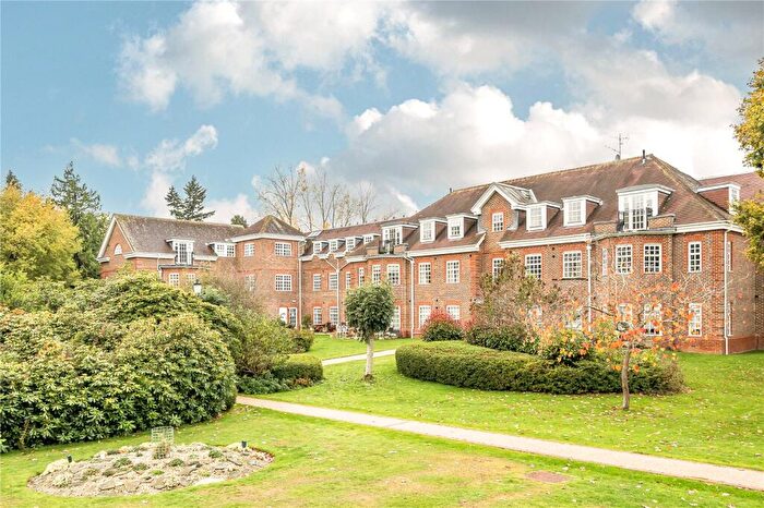 2 Bedroom Apartment To Rent In Ravens Court, Castle Village, Berkhamsted, Hertfordshire, HP4