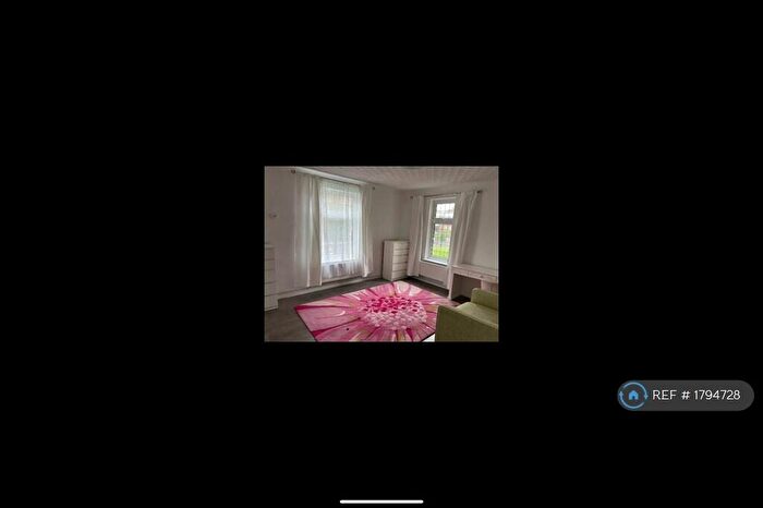 2 Bedroom Flat To Rent In Colonial Road, Slough, SL1