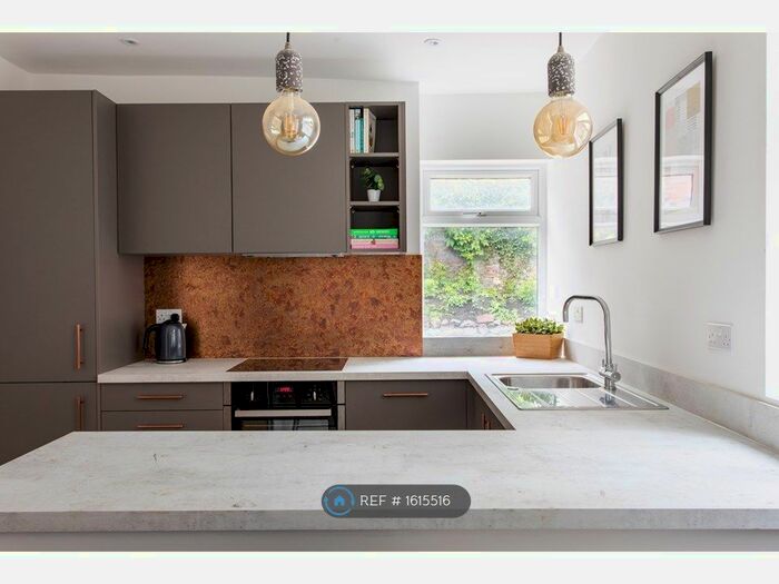 2 Bedroom Flat To Rent In Cathays Court, Cardiff, CF24