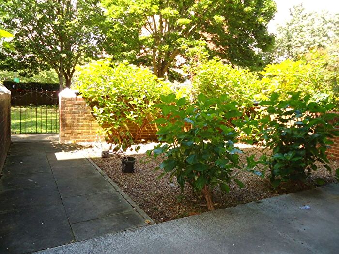 1 Bedroom Flat For Sale In Strasburg Road, Near Battersea Park, SW11