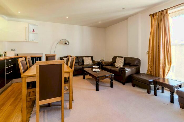 2 Bedroom Flat To Rent In Walnut Tree Close, Guildford, GU1