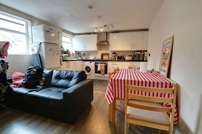 3 Bedroom Flat To Rent In Mitcham Road, London, Greater London, SW17