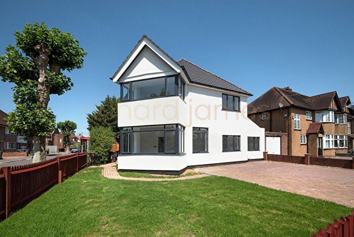4 Bedroom Detached House For Sale In Woodcroft Avenue, Mill Hill, NW7