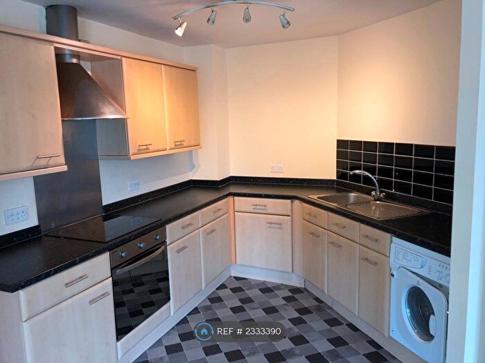 2 Bedroom Flat To Rent In Leonard Street, Bingley, BD16
