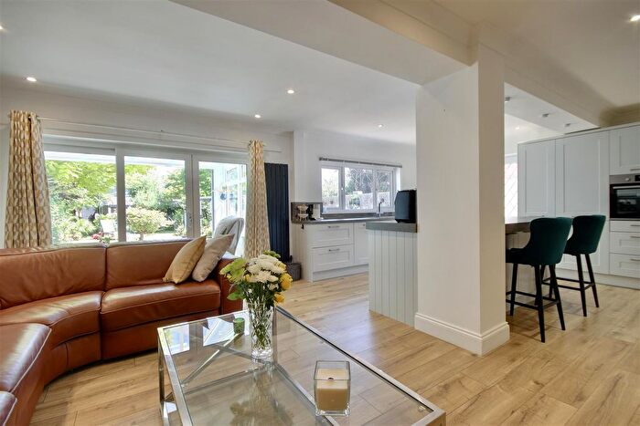 4 Bedroom Detached House For Sale In Catisfield Road, Fareham, PO15
