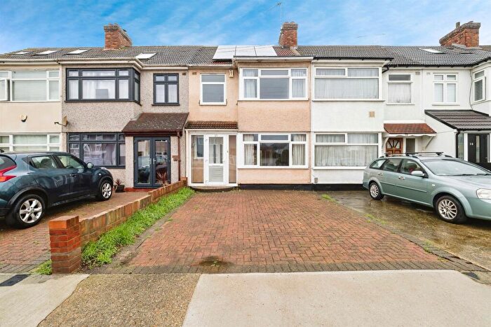 3 Bedroom Terraced House For Sale In Ellis Avenue, Rainham, RM13