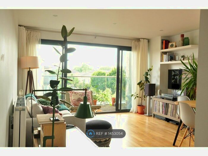 2 Bedroom Flat To Rent In Holly Street, London, E8