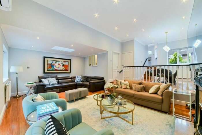 4 Bedroom Mews House To Rent In Garthmews, Ealing, W5