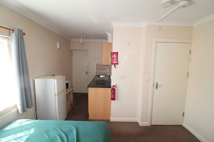 Studio To Rent In Great West Road, Hounslow, TW5